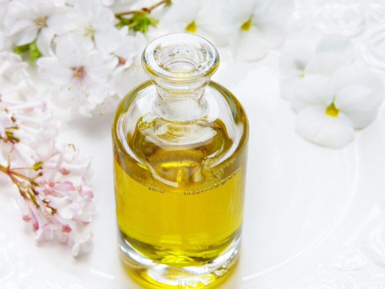 Read more about the article ARE OILS GOOD OR BAD FOR THE SKIN